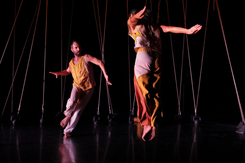 A scene from the generale rehearsal of the piece FUGA by COMPAGNIE ELIRALE, artistic director and choreographer Pantxika Telleria, performed in Anglet on the 15th october 2022. Basque and contemporary dance with live music. Photography by Stephane Bellocq.
Une scène de la répétition générale de la pièce FUGA par la COMPAGNIE ELIRALE, directrice artistique et chorégraphe Pantxika Telleria, présentée à Anglet le 15 octobre 2022. Danse basque et contemporaine, avec de la musique live. Photographie de Stéphane Bellocq.