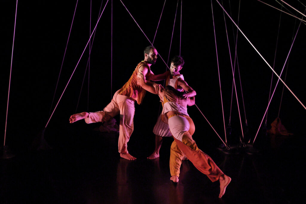 A scene from the generale rehearsal of the piece FUGA by COMPAGNIE ELIRALE, artistic director and choreographer Pantxika Telleria, performed in Anglet on the 15th october 2022. Basque and contemporary dance with live music. Photography by Stephane Bellocq.
Une scène de la répétition générale de la pièce FUGA par la COMPAGNIE ELIRALE, directrice artistique et chorégraphe Pantxika Telleria, présentée à Anglet le 15 octobre 2022. Danse basque et contemporaine, avec de la musique live. Photographie de Stéphane Bellocq.