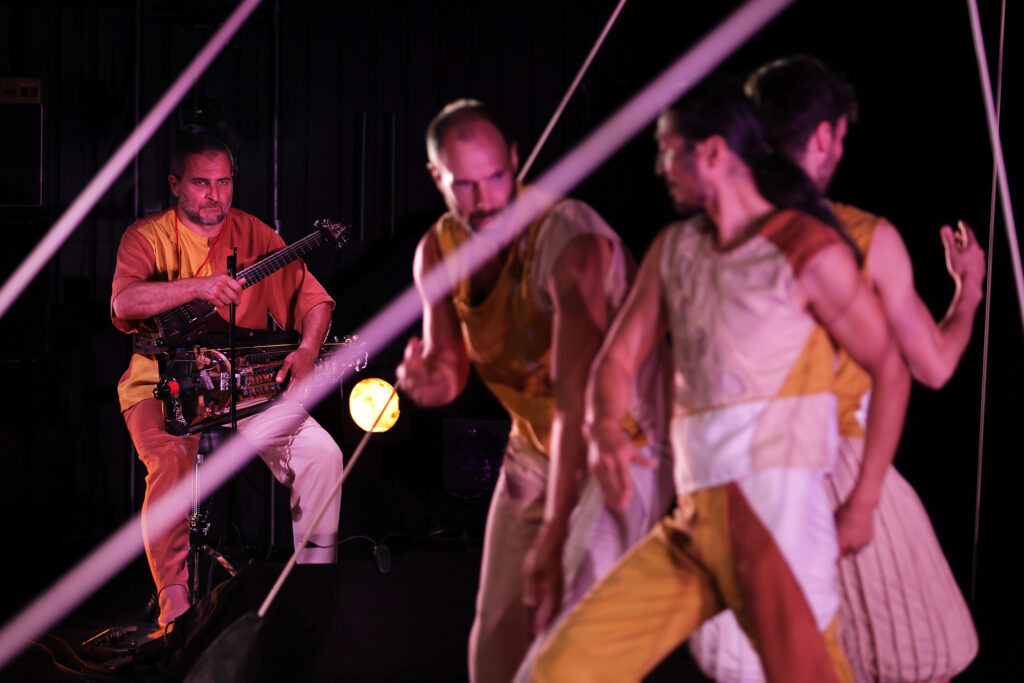 A scene from the generale rehearsal of the piece FUGA by COMPAGNIE ELIRALE, artistic director and choreographer Pantxika Telleria, performed in Anglet on the 15th october 2022. Basque and contemporary dance with live music. Photography by Stephane Bellocq.
Une scène de la répétition générale de la pièce FUGA par la COMPAGNIE ELIRALE, directrice artistique et chorégraphe Pantxika Telleria, présentée à Anglet le 18 octobre 2022. Danse basque et contemporaine, avec de la musique live. Photographie de Stéphane Bellocq.