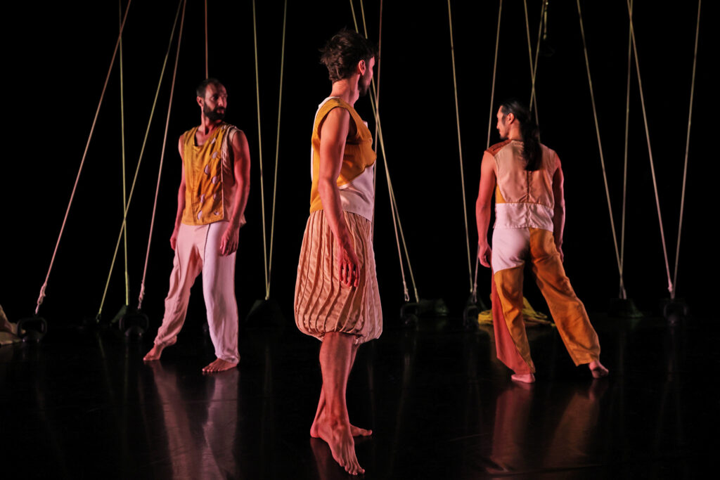 A scene from the generale rehearsal of the piece FUGA by COMPAGNIE ELIRALE, artistic director and choreographer Pantxika Telleria, performed in Anglet on the 15th october 2022. Basque and contemporary dance with live music. Photography by Stephane Bellocq.
Une scène de la répétition générale de la pièce FUGA par la COMPAGNIE ELIRALE, directrice artistique et chorégraphe Pantxika Telleria, présentée à Anglet le 15 octobre 2022. Danse basque et contemporaine, avec de la musique live. Photographie de Stéphane Bellocq.
