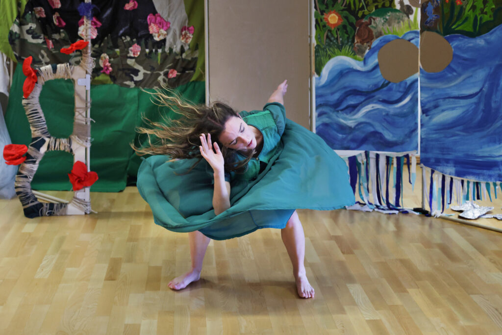 Une photo du filage de la piece TXIOTXIOKA par la COMPAGNIE ELIRALE, directrice artistique et choregraphe PANTXIKA TELLERIA, prise a SAINT-PEE-SUR-NIVELLE le 14 fevrier 2026. Danse contemporaine. Photographie de Stephane Bellocq.
A photo from a rehearsal of the piece TXIOTXIOKA by COMPAGNIE ELIRALE, artistic director and choreographer PANTXIKA TELLERIA, taken in SAINT-PEE-SUR-NIVELLE on the 14th february 2026. Contemporary dance. Photography by Stephane Bellocq.