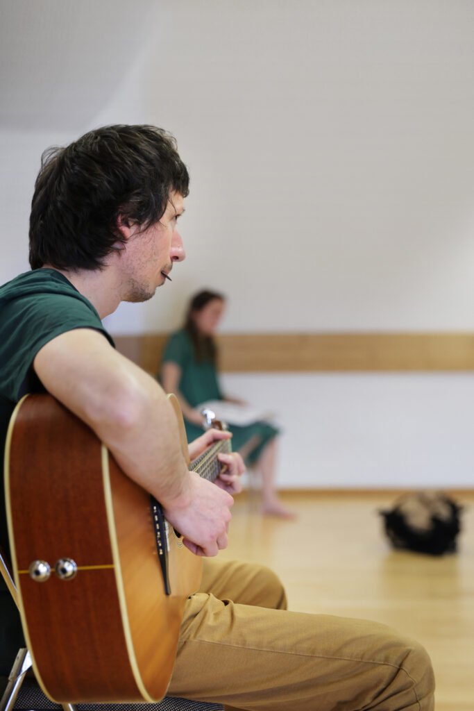 Une photo du filage de la piece TXIOTXIOKA par la COMPAGNIE ELIRALE, directrice artistique et choregraphe PANTXIKA TELLERIA, prise a SAINT-PEE-SUR-NIVELLE le 14 fevrier 2026. Danse contemporaine. Photographie de Stephane Bellocq.
A photo from a rehearsal of the piece TXIOTXIOKA by COMPAGNIE ELIRALE, artistic director and choreographer PANTXIKA TELLERIA, taken in SAINT-PEE-SUR-NIVELLE on the 14th february 2026. Contemporary dance. Photography by Stephane Bellocq.