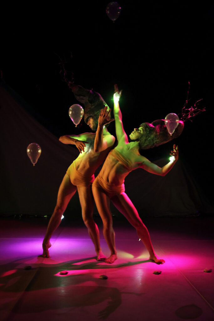Une scène de la répétition générale de la pièce MAMUKA par la COMPAGNIE ELIRALE, directrice artistique et chorégraphe PANTXIKA TELLERIA, présentée à HENDAYE le 9 mars 2024. Danse contemporaine. Photographie de Stéphane Bellocq.
A scene from the general rehearsal of the piece MAMUKA by COMPAGNIE ELIRALE, artistic director and choreographer PANTXIKA TELLERIA, performed in HENDAYE on the 9th march 2024. Contemporary dance. Photography by Stephane Bellocq.