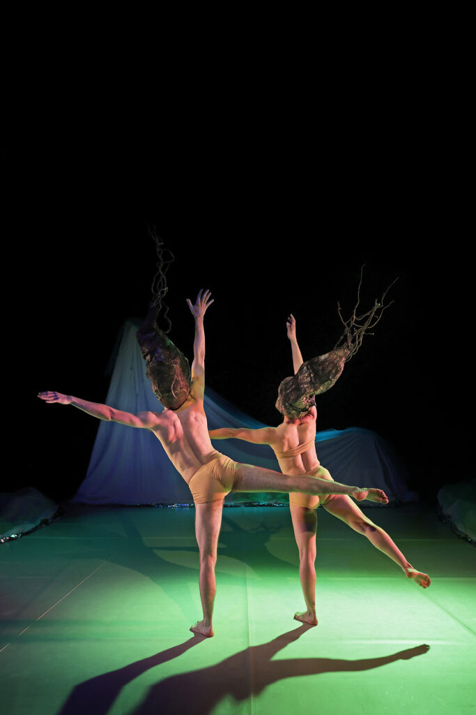 Une scène de la répétition générale de la pièce MAMUKA par la COMPAGNIE ELIRALE, directrice artistique et chorégraphe PANTXIKA TELLERIA, présentée à HENDAYE le 9 mars 2024. Danse contemporaine. Photographie de Stéphane Bellocq.
A scene from the general rehearsal of the piece MAMUKA by COMPAGNIE ELIRALE, artistic director and choreographer PANTXIKA TELLERIA, performed in HENDAYE on the 9th march 2024. Contemporary dance. Photography by Stephane Bellocq.
