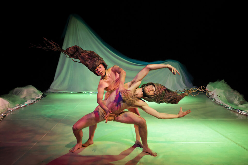 Une scène de la répétition générale de la pièce MAMUKA par la COMPAGNIE ELIRALE, directrice artistique et chorégraphe PANTXIKA TELLERIA, présentée à HENDAYE le 9 mars 2024. Danse contemporaine. Photographie de Stéphane Bellocq.
A scene from the general rehearsal of the piece MAMUKA by COMPAGNIE ELIRALE, artistic director and choreographer PANTXIKA TELLERIA, performed in HENDAYE on the 9th march 2024. Contemporary dance. Photography by Stephane Bellocq.