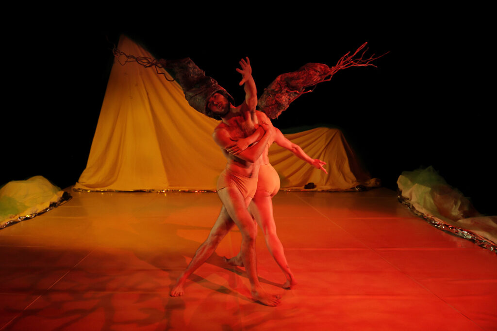 Une scène de la répétition générale de la pièce MAMUKA par la COMPAGNIE ELIRALE, directrice artistique et chorégraphe PANTXIKA TELLERIA, présentée à HENDAYE le 9 mars 2024. Danse contemporaine. Photographie de Stéphane Bellocq.
A scene from the general rehearsal of the piece MAMUKA by COMPAGNIE ELIRALE, artistic director and choreographer PANTXIKA TELLERIA, performed in HENDAYE on the 9th march 2024. Contemporary dance. Photography by Stephane Bellocq.